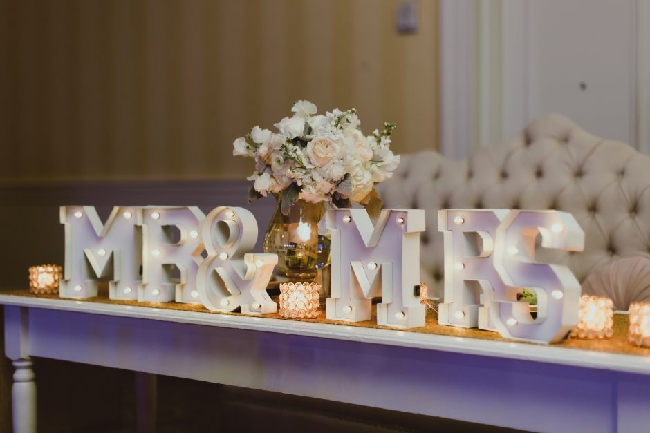 MR & MRS sign