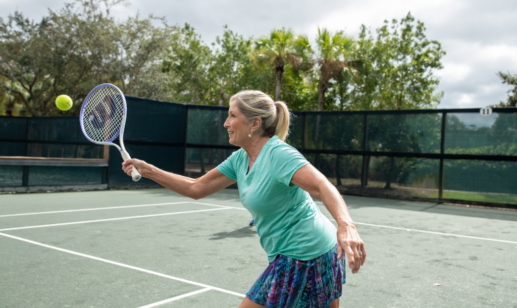 woman playing tennis